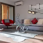 Beautiful 2-br Sea View Beaches Within Walking Distance *