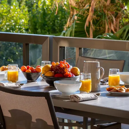 Beautiful 2-br Sea View Beaches Within Walking Distance *